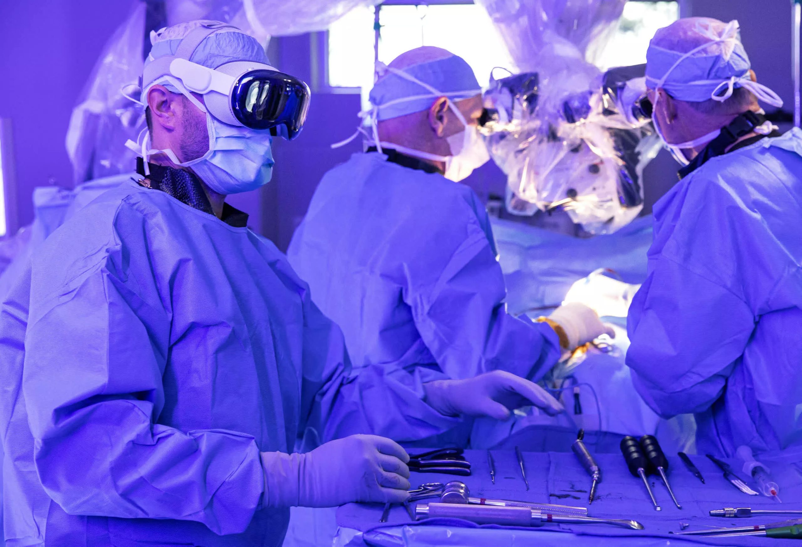 Los cirujanos realizan la primera operación en el Reino Unido con los auriculares Vision Pro de Apple