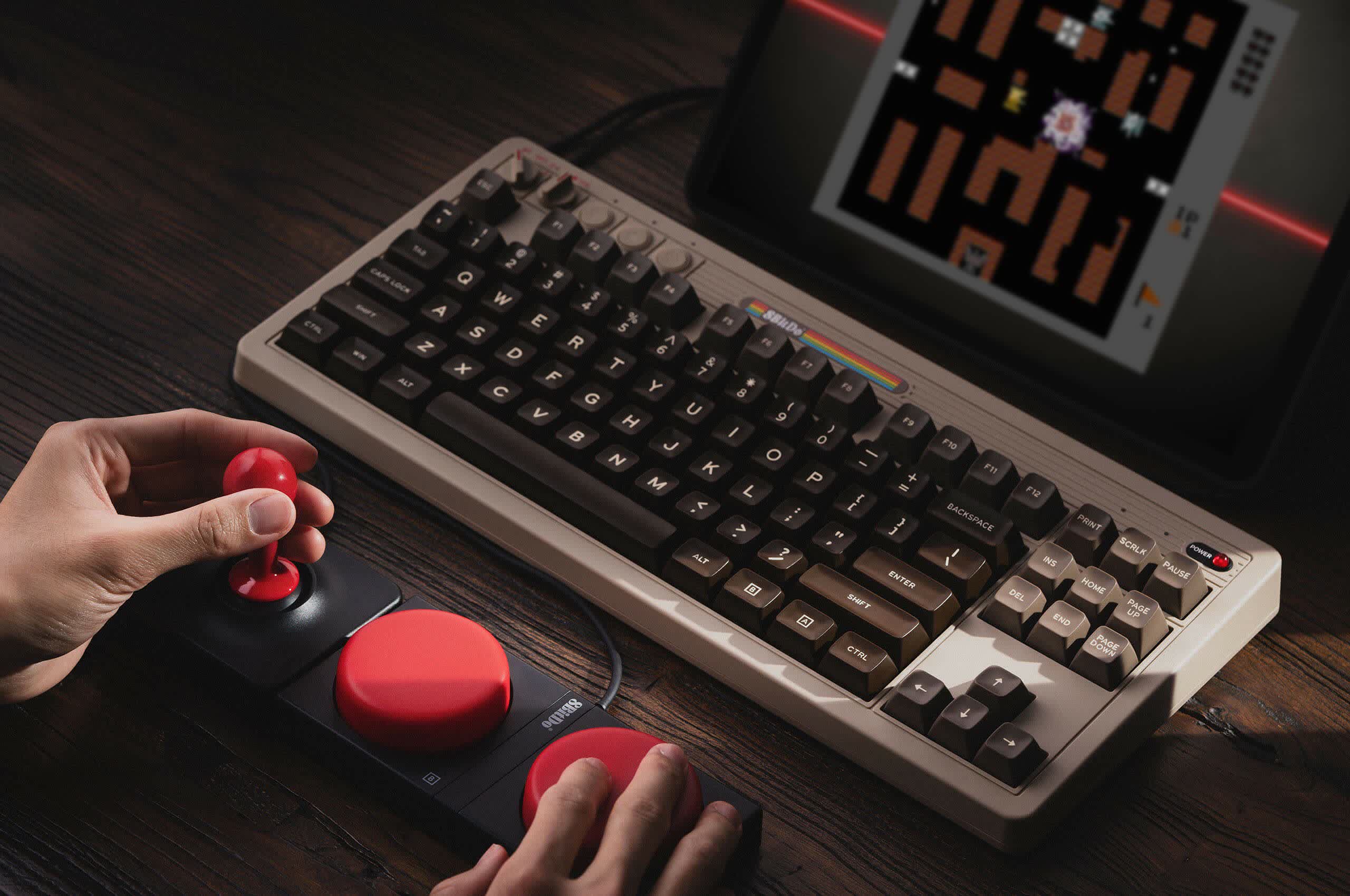 8BitDo gira hacia la nostalgia de la PC con un teclado mecánico estilo C64 y un joystick externo