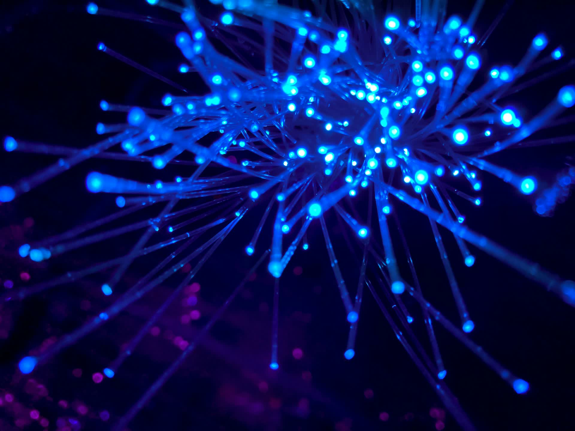 Investigadores de fibra óptica muestran velocidades 4,5 millones de veces más rápidas que la banda ancha doméstica promedio