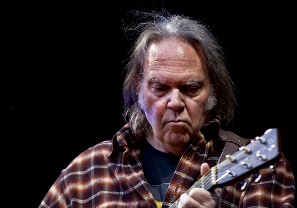 Neil Young regresa a Spotify después de boicotearlo por los comentarios de Joe Rogan sobre la vacuna