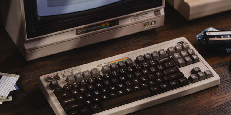 El teclado mecánico inalámbrico de 8BitDo de $ 100 es un tributo al Commodore 64