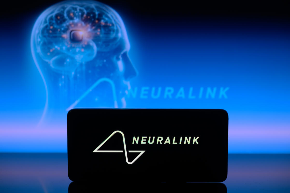Aquí hay un video del primer paciente humano de Neuralink controlando una computadora con sus pensamientos.