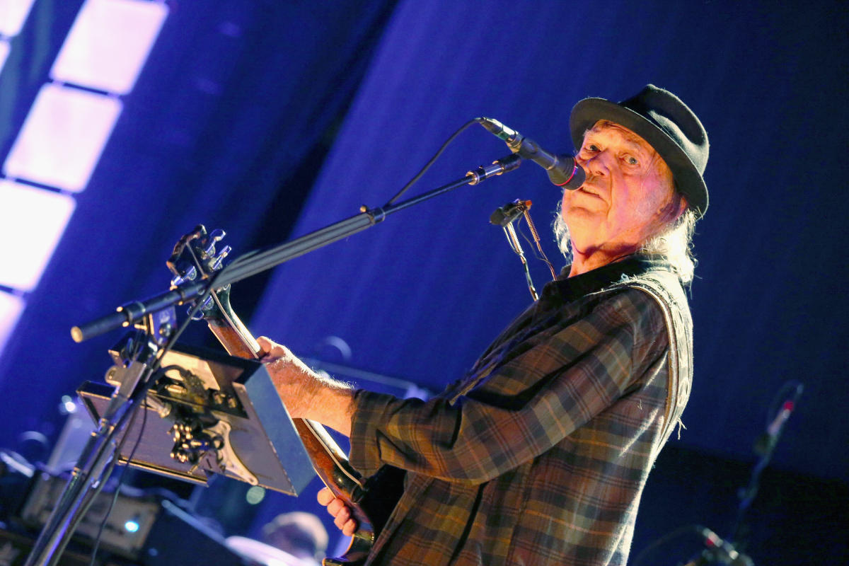Neil Young regresa a Spotify después de dos años de protesta