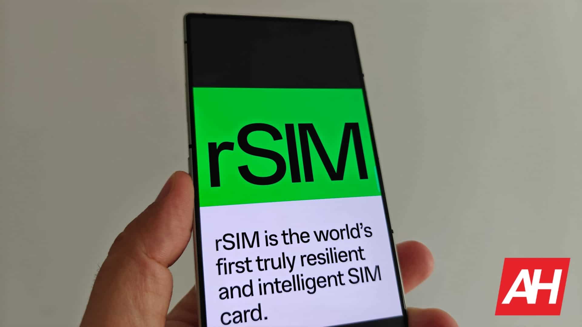 rSIM es la primera «tarjeta SIM resistente e inteligente» del mundo