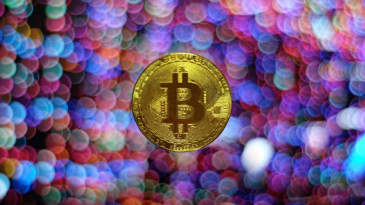 Bitcoin cotiza por encima de $65,000 por primera vez desde 2021, la volatilidad causa pérdidas para la mayoría de las Altcoins