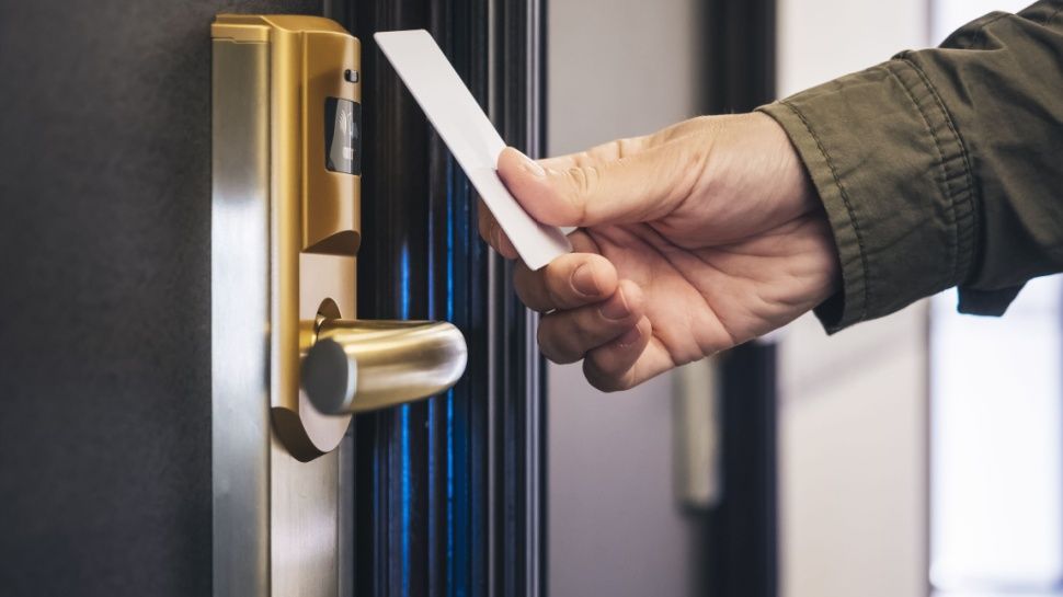 Esta falla de seguridad podría permitir a los piratas informáticos desbloquear puertas de hoteles en todo el mundo secuestrando tarjetas de acceso