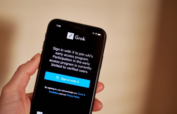 ¿Qué es el chatbot Grok de Elon Musk y cómo funciona?