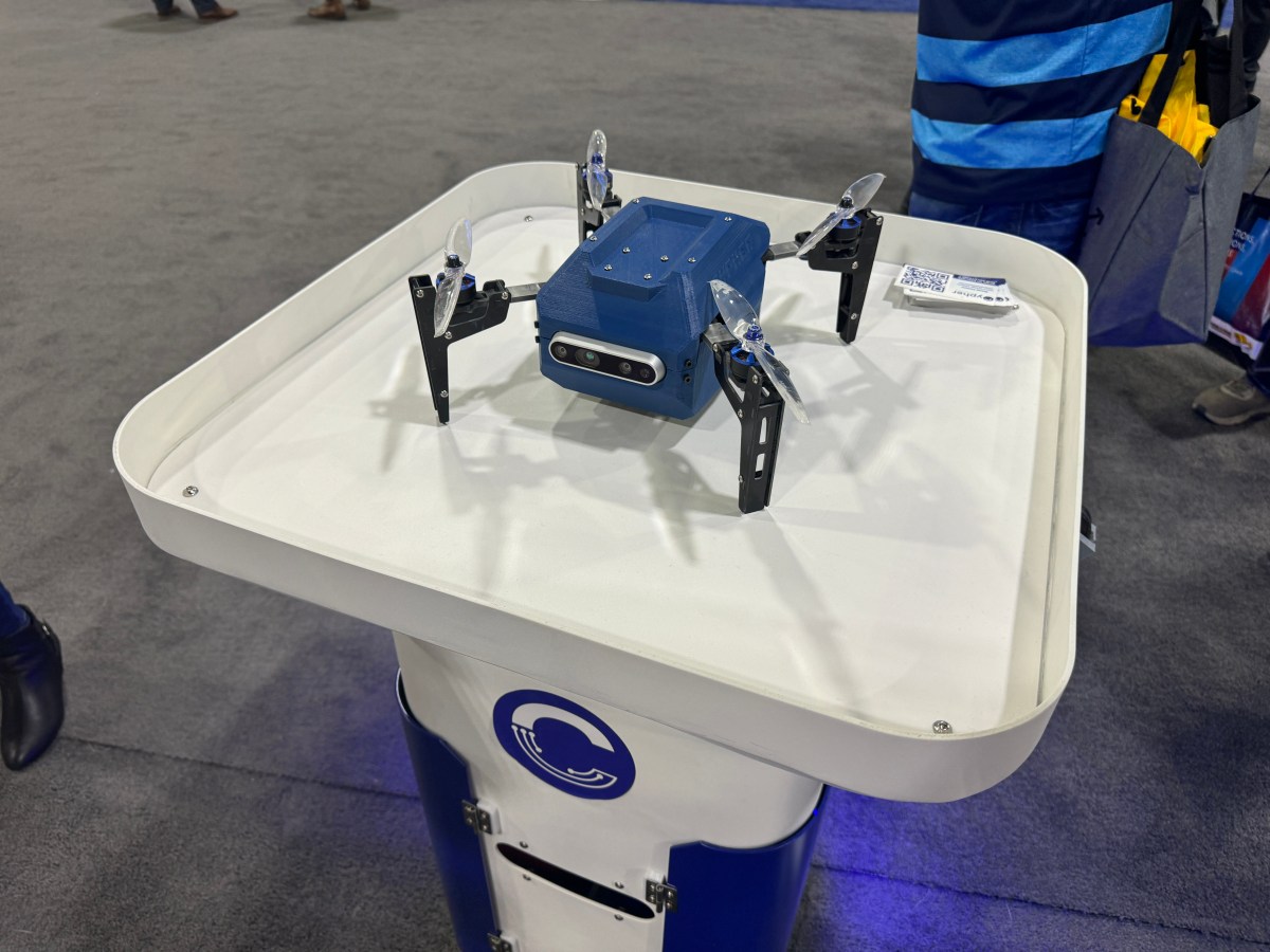 El dron de inventario de Cypher se lanza desde una base de robot móvil autónomo