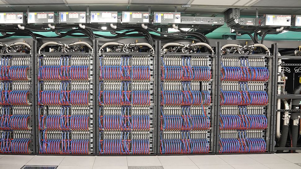 ¿Quiere ver cómo es una supercomputadora Exaflop (y cómo se enfría)?  Mire este vídeo de Aurora, el segundo HPC más potente del mundo