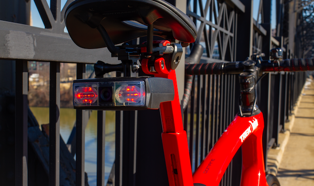 La luz para bicicleta con IA alimentada por Raspberry Pi detecta automóviles y alerta a los ciclistas sobre malos conductores