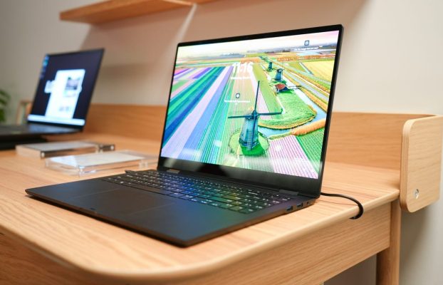 La computadora portátil convertible de 16 pulgadas más ligera que he probado viene con un monitor portátil gratuito