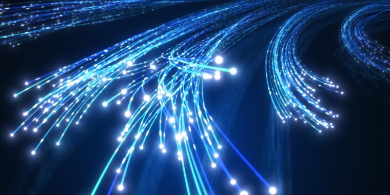 La FCC elimina el antiguo punto de referencia de velocidad y dice que la banda ancha debe ser de al menos 100 Mbps
