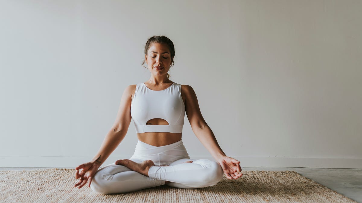 Agregue estas 9 posturas de yoga a su rutina para mejorar su sueño