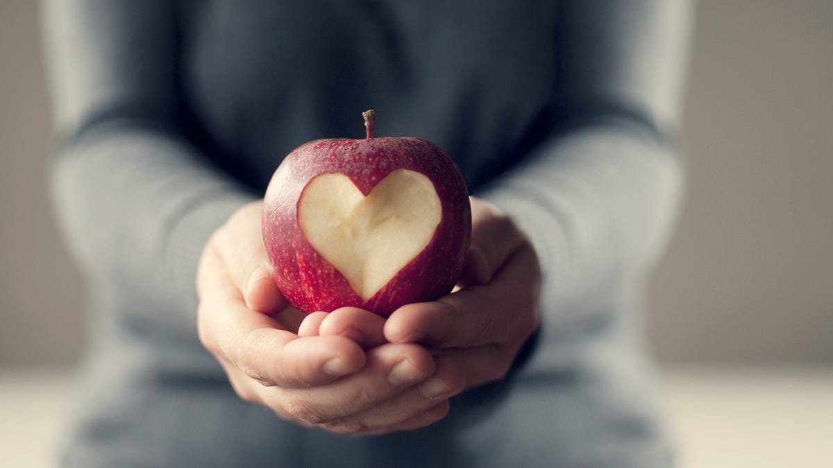Consuma estos 5 alimentos para mejorar naturalmente la salud de su corazón