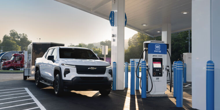 GM utiliza una herramienta de inteligencia artificial para determinar qué paradas de camiones deberían tener cargadores para vehículos eléctricos