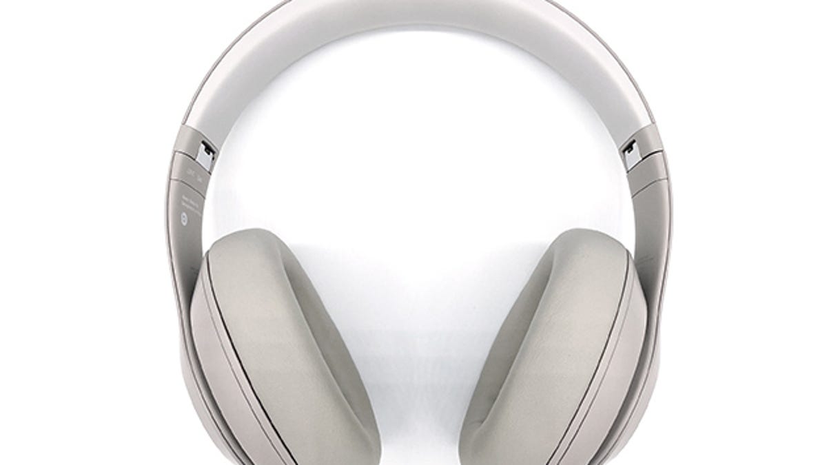Consigue estos auriculares Beats con cancelación de ruido por casi la mitad de descuento