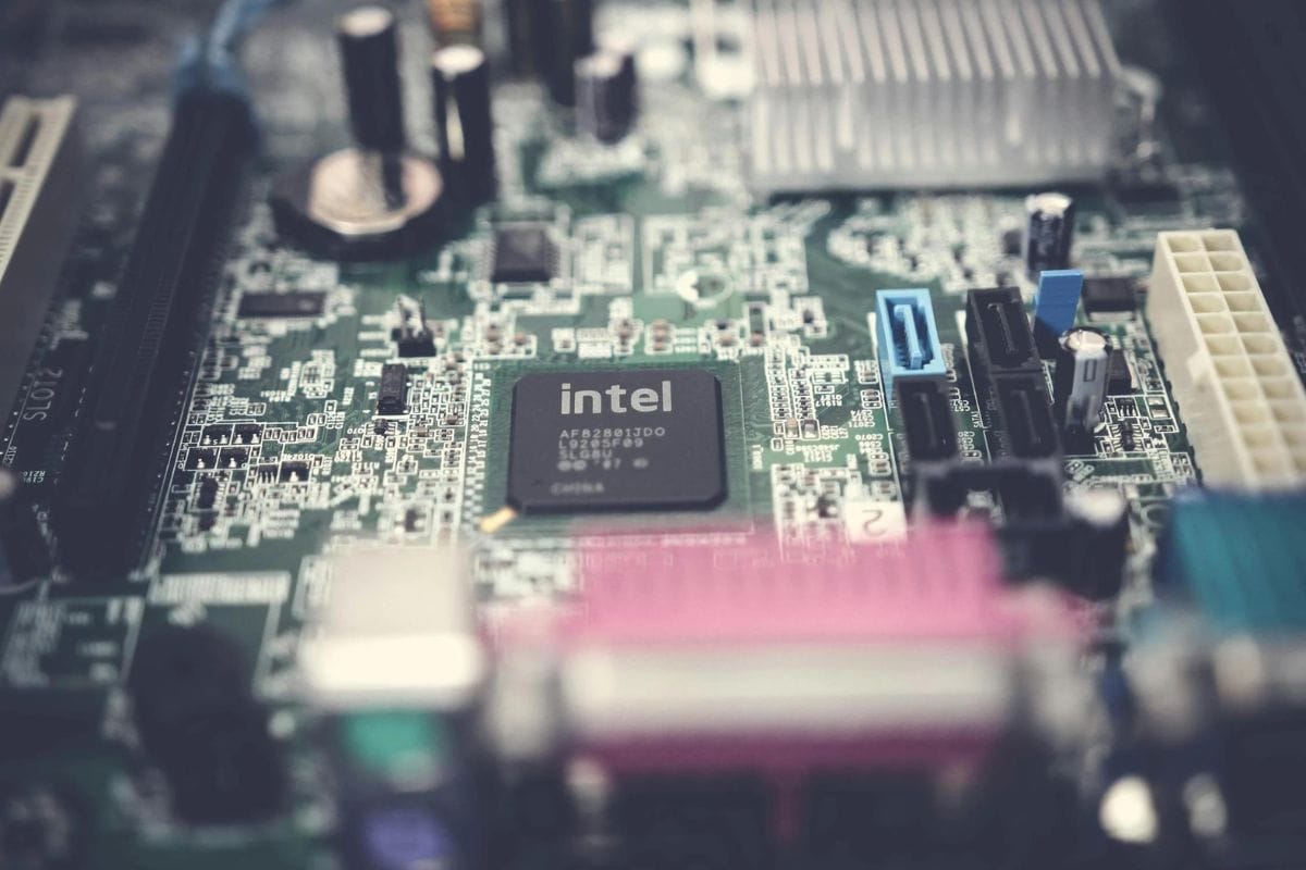 Intel anuncia nuevas iniciativas para desarrolladores de PC y proveedores de hardware con IA
