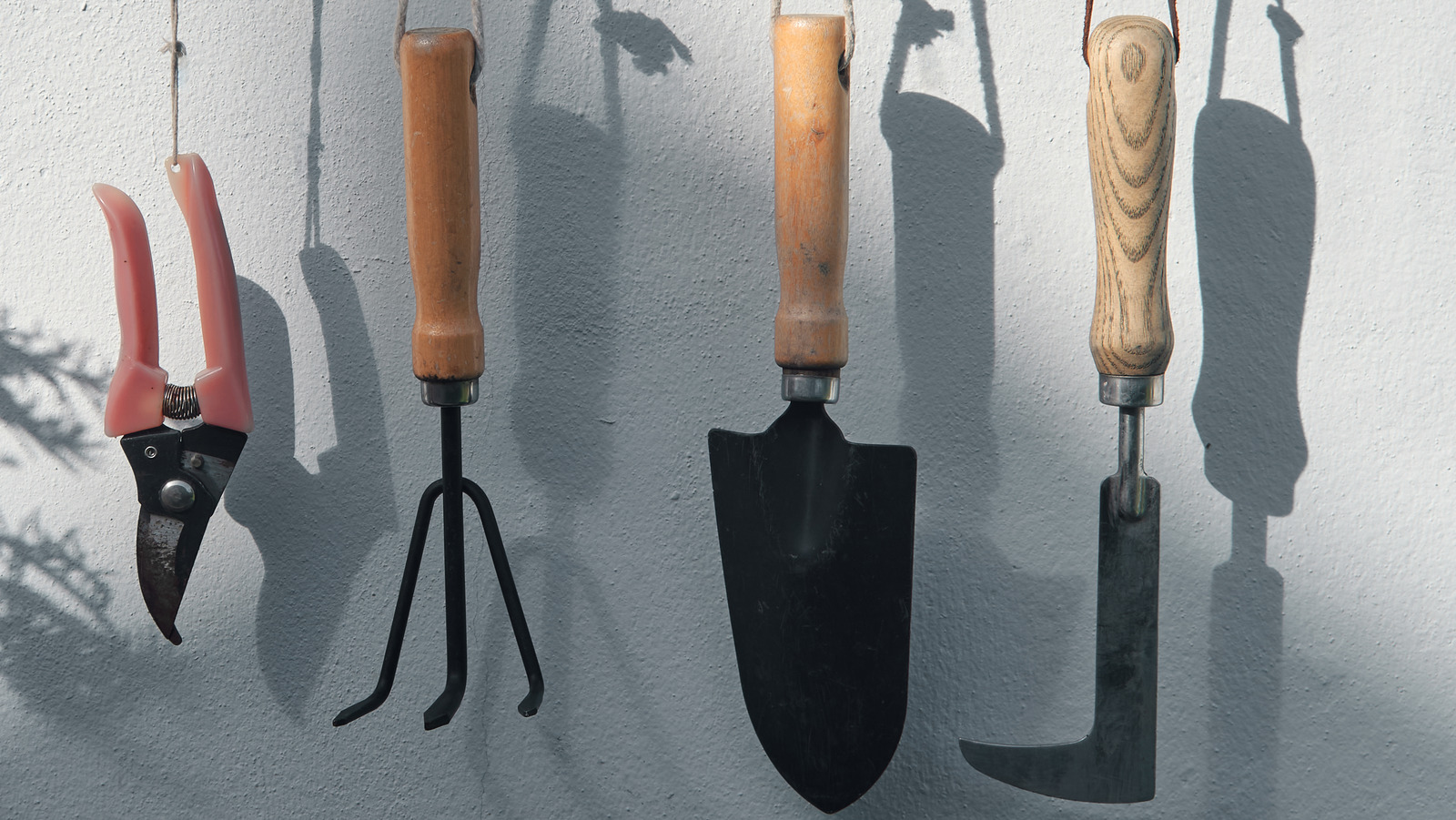 Cómo evitar que los mangos de madera de sus herramientas se astillen con esta grapa de garaje común