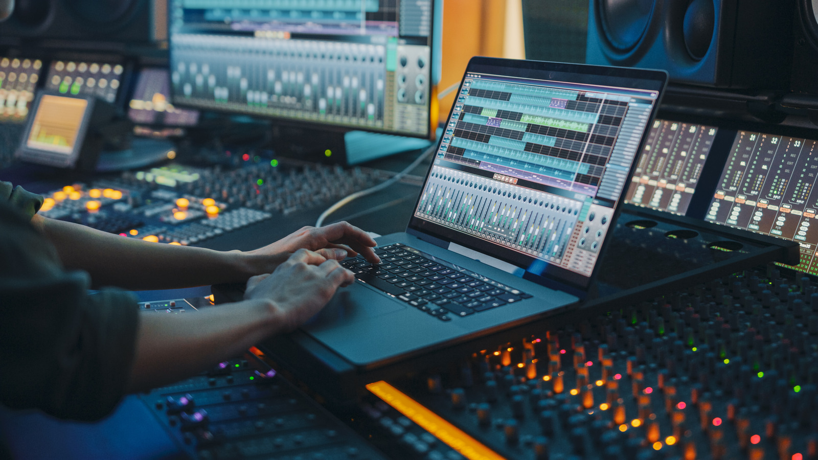 Cómo elegir la computadora portátil adecuada para la producción musical en 2024