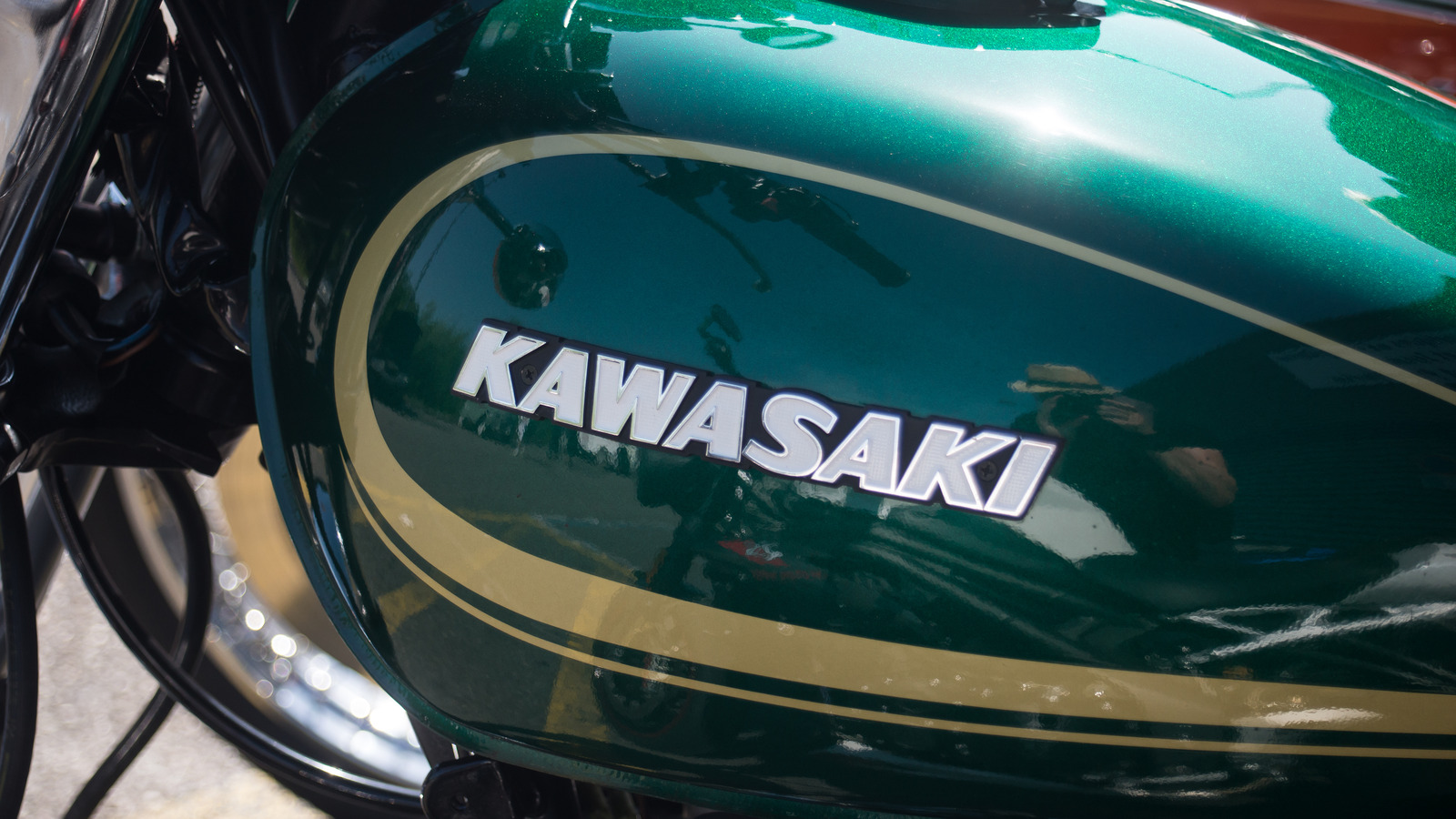 ¿Dónde se fabrican las motocicletas Kawasaki y quién es el propietario de la empresa ahora?