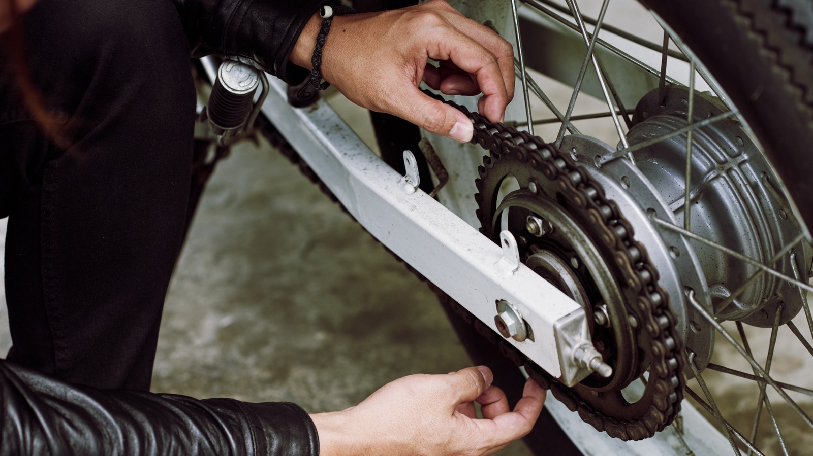 Cómo ajustar la holgura de la cadena en su motocicleta