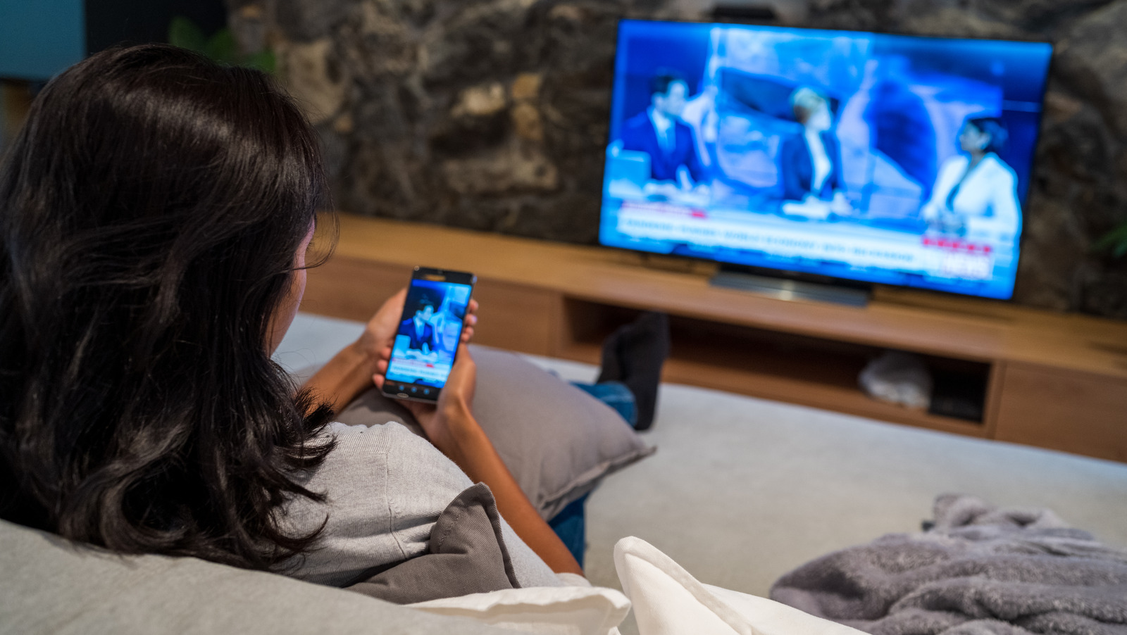 ¿Cuál es la diferencia entre duplicar pantalla y transmitir a un televisor inteligente?