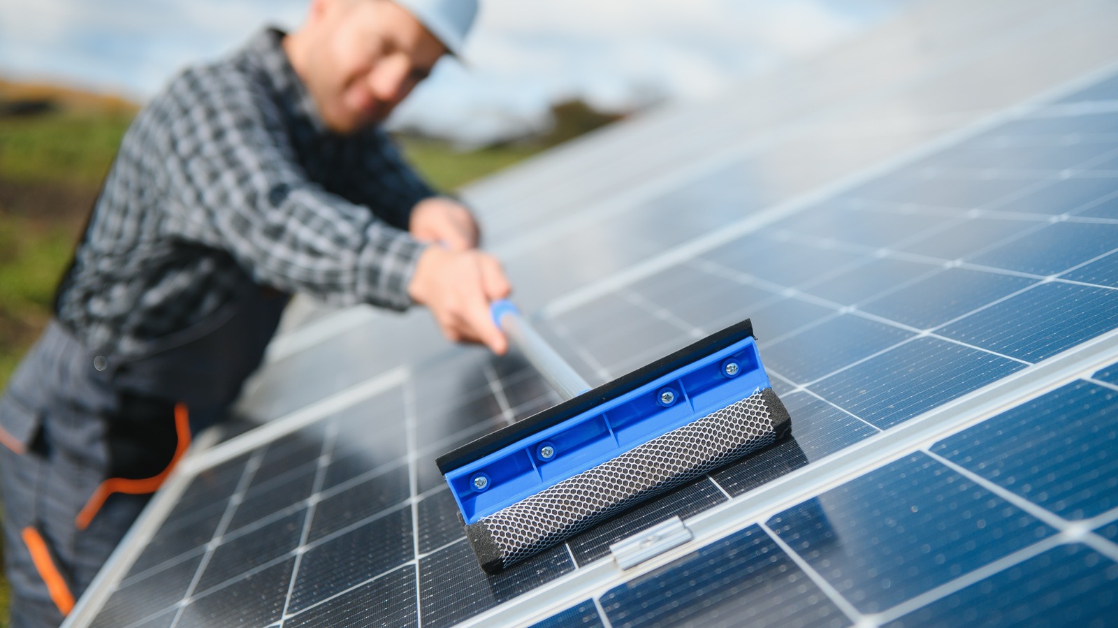¿Con qué frecuencia es necesario limpiar los paneles solares y cuánto cuesta?