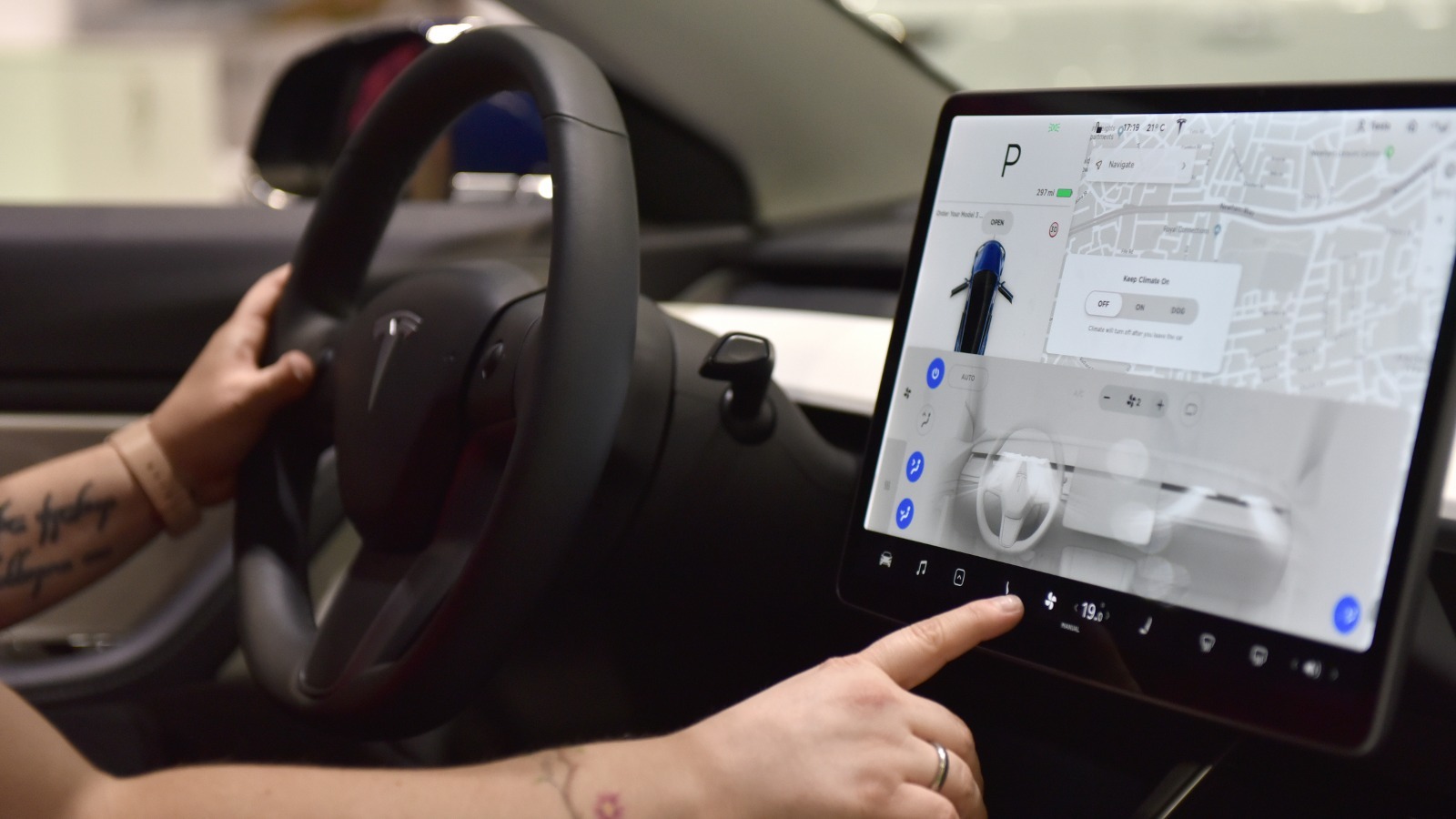 ¿Más pantallas y menos botones en los coches son realmente tan seguros?