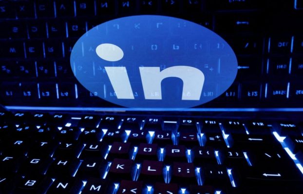 LinkedIn de Microsoft demandada por revelar información de clientes para entrenar modelos de IA