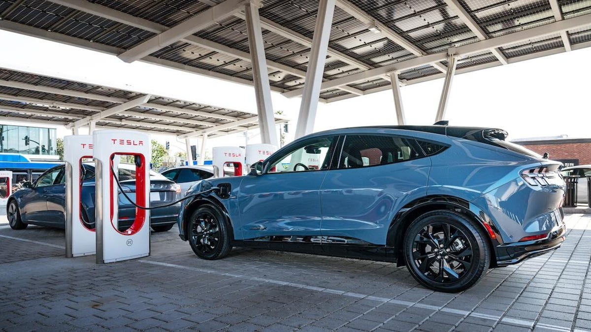 Los vehículos eléctricos de Ford ahora pueden cargarse en los supercargadores de Tesla.  Así es cómo