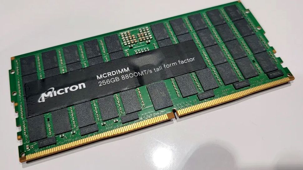 Así es como se ve un único módulo de memoria DDR5 de 256 GB, pero no podrás colocar esta RAM Micron en tu computadora de escritorio o portátil y es casi seguro que te costará más de $10,000 si puedes comprarlo.