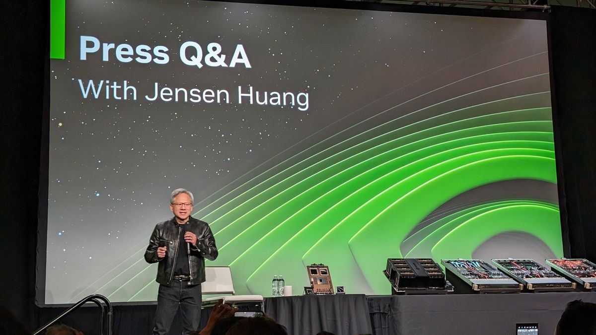 El CEO de Nvidia dice que no dejen de aprender nuevas habilidades, tal vez dejen la programación a la IA