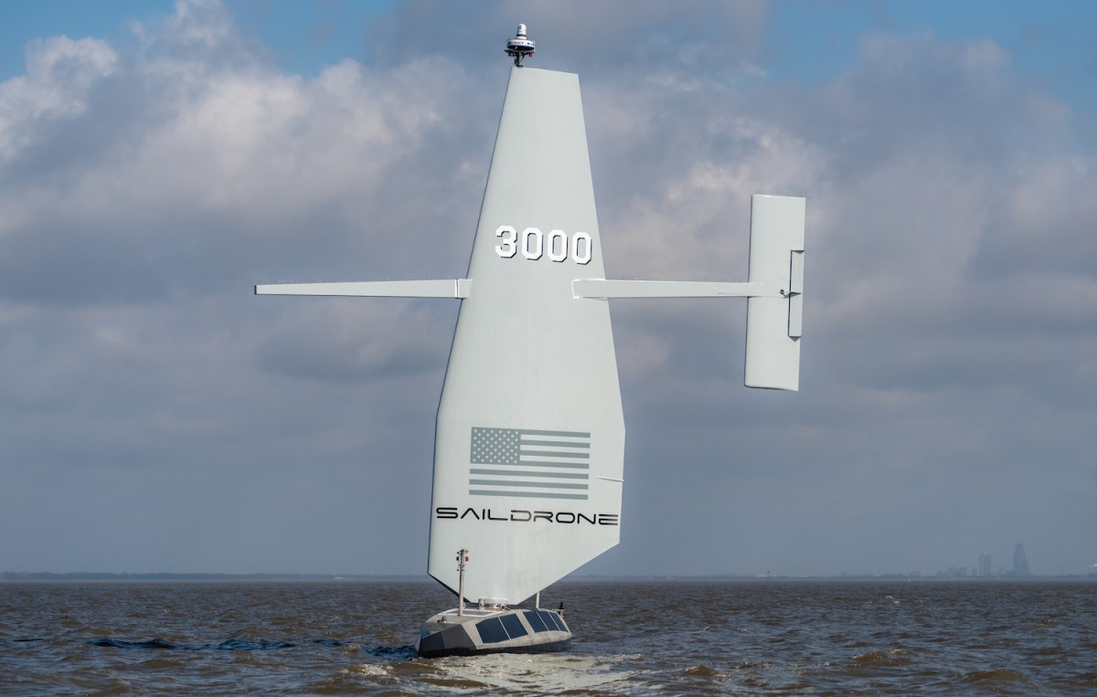 La primera embarcación autónoma Surveyor de aluminio de Saildrone aterriza para pruebas de la Marina