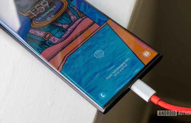 Samsung da un giro de 180 grados y revive una función de batería perdida de One UI