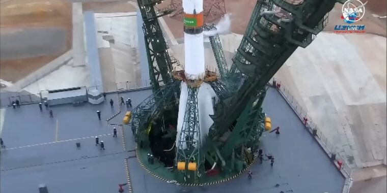El lanzamiento de una tripulación Soyuz sufre un raro aborto segundos antes del despegue