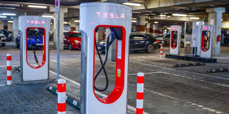 Los conductores de Tesla que demandaron por autonomía exagerada de los vehículos eléctricos se ven obligados a someterse a un arbitraje