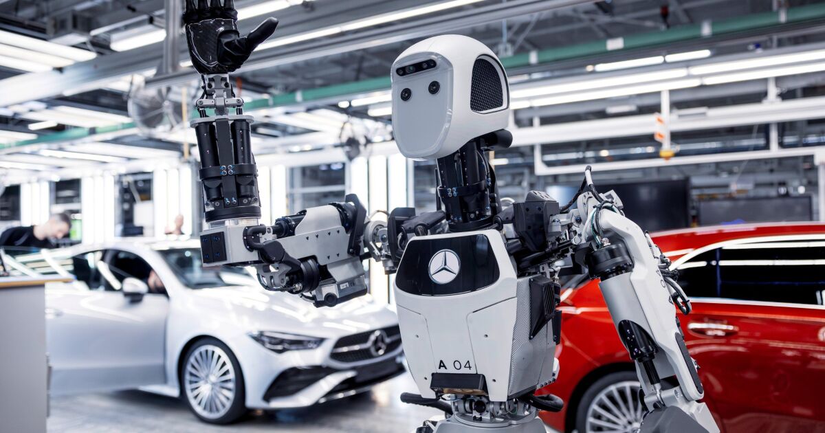 El humanoide Apolo echa una mano en la línea de producción de Mercedes