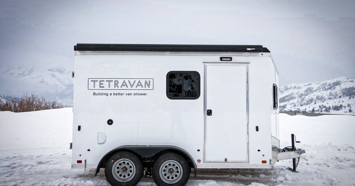 El fabricante de equipos para vehículos recreativos convierte el remolque tipo caja en una furtiva caravana del ejército suizo