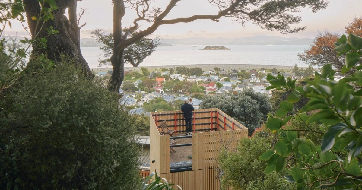 Pequeña torre de madera trasladada por aire al paisaje de Nueva Zelanda
