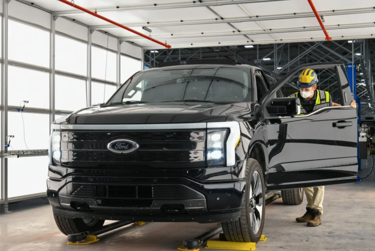 Ford retrasa algunos vehículos eléctricos y renueva su enfoque en los híbridos