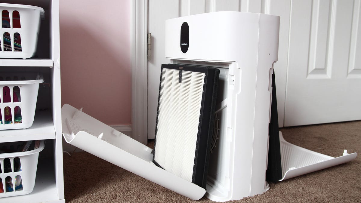 Este purificador de aire inteligente de $80 tiene un diseño inteligente que lo hace súper efectivo