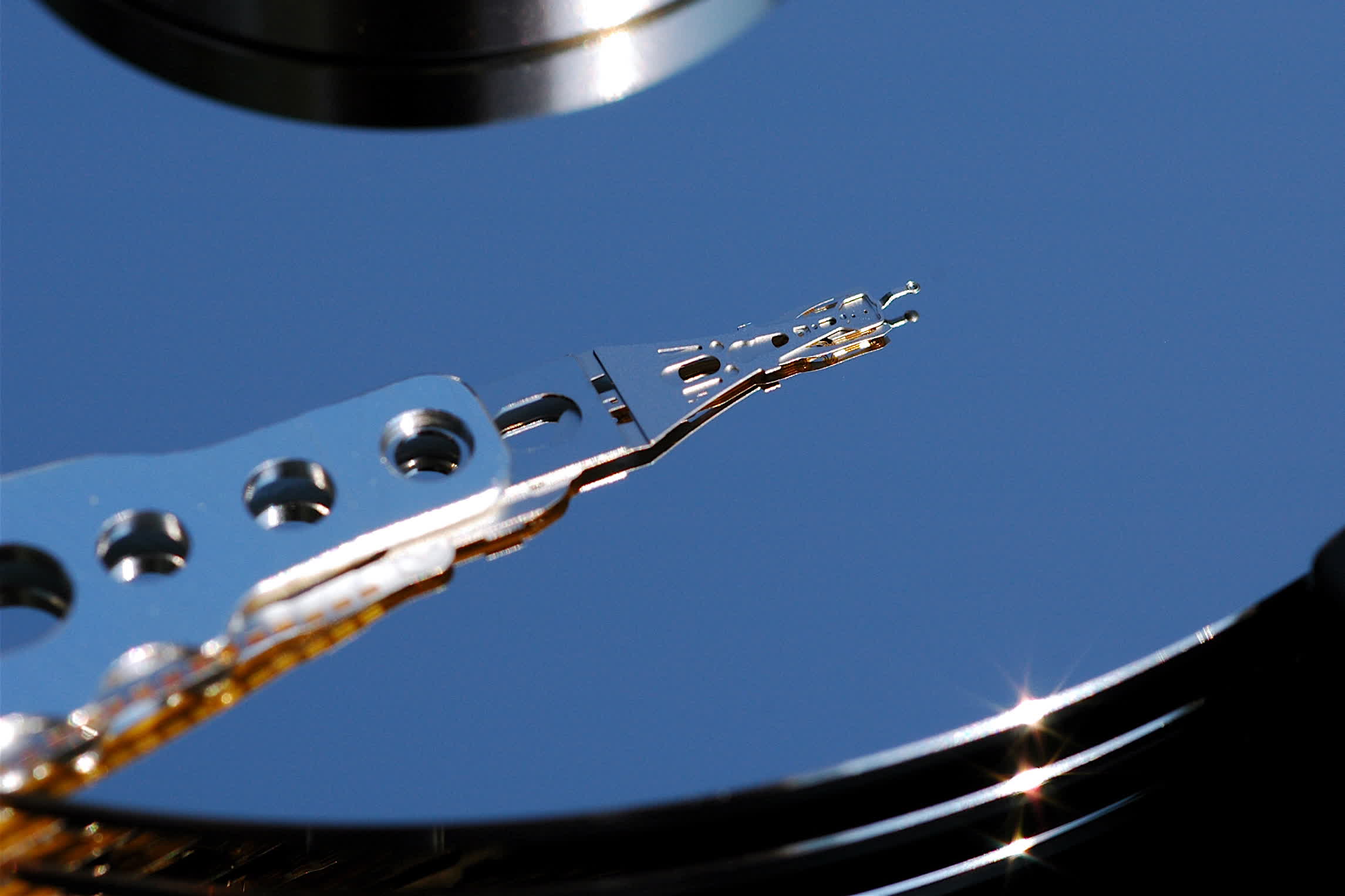 Seagate desarrolla tecnología de grabación magnética asistida por calor de doble capa para discos duros de 120 TB