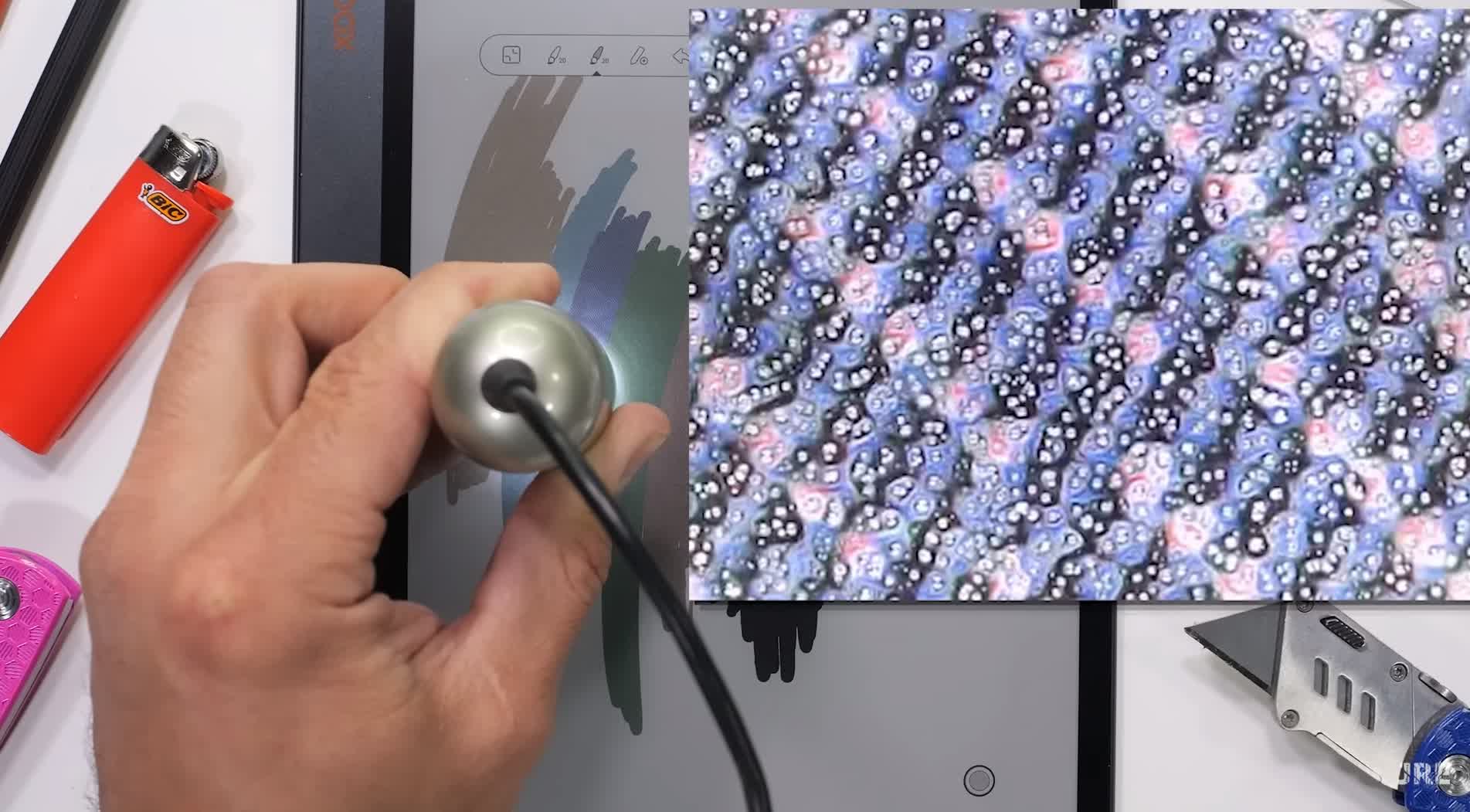 Visualización de una pantalla de tinta electrónica en color bajo un microscopio digital de 230x