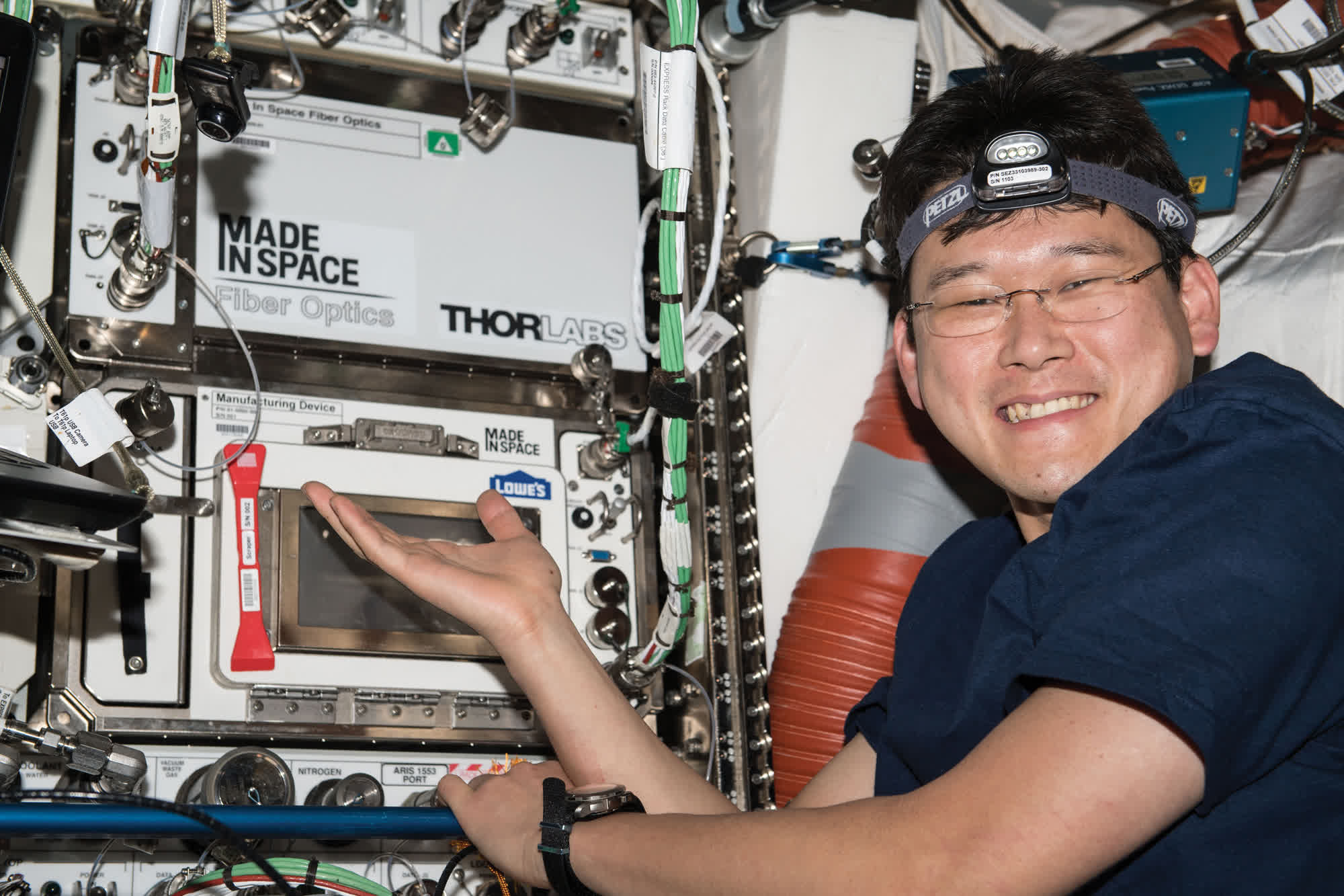 Los astronautas a bordo de la ISS fabrican kilómetros de fibra óptica técnicamente superior