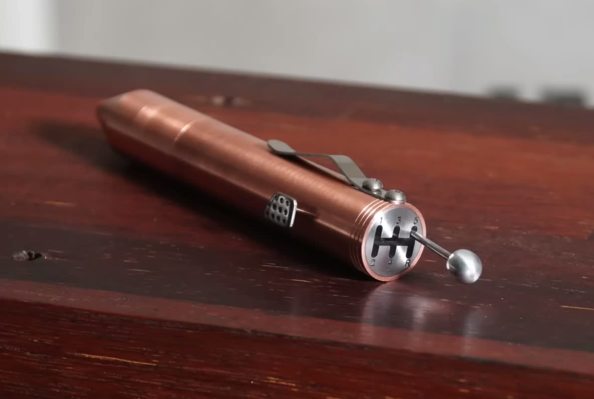 Este bolígrafo de transmisión manual elaborado con precisión cuenta con un embrague funcional