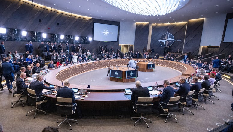 Los Ministros de Asuntos Exteriores de la OTAN se unieron a la sede de Ucrania en el 75º aniversario