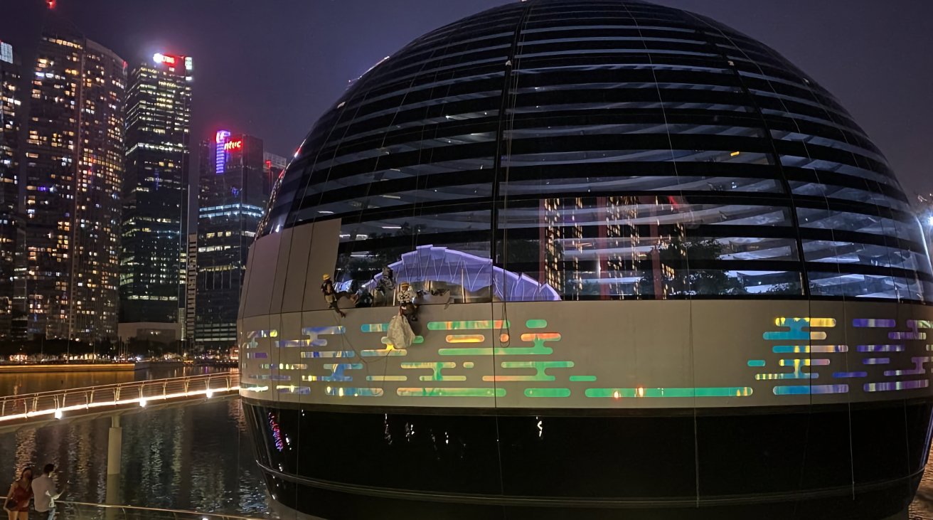 Tim Cook visita Singapur mientras Apple amplía su campus allí