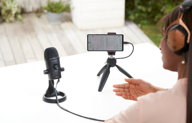El estudio de podcasting móvil de Roland te ofrece un micrófono y una aplicación de streaming por 140 dólares