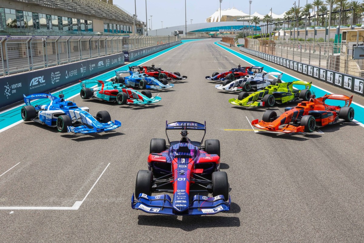 La primera carrera entre cuatro coches autónomos y un piloto de Fórmula 1 acaba de celebrarse en Abu Dhabi