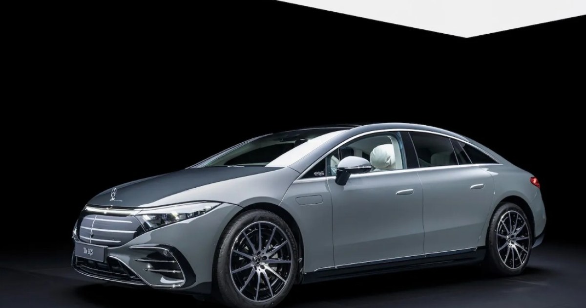 El sedán Mercedes-Benz EQS 2025 tiene una nueva cara y una batería más grande